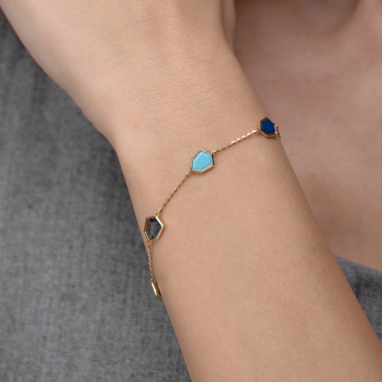 Blue Rosette Topaz Blue Bracelet in 18K Yellow Gold - Trial Set