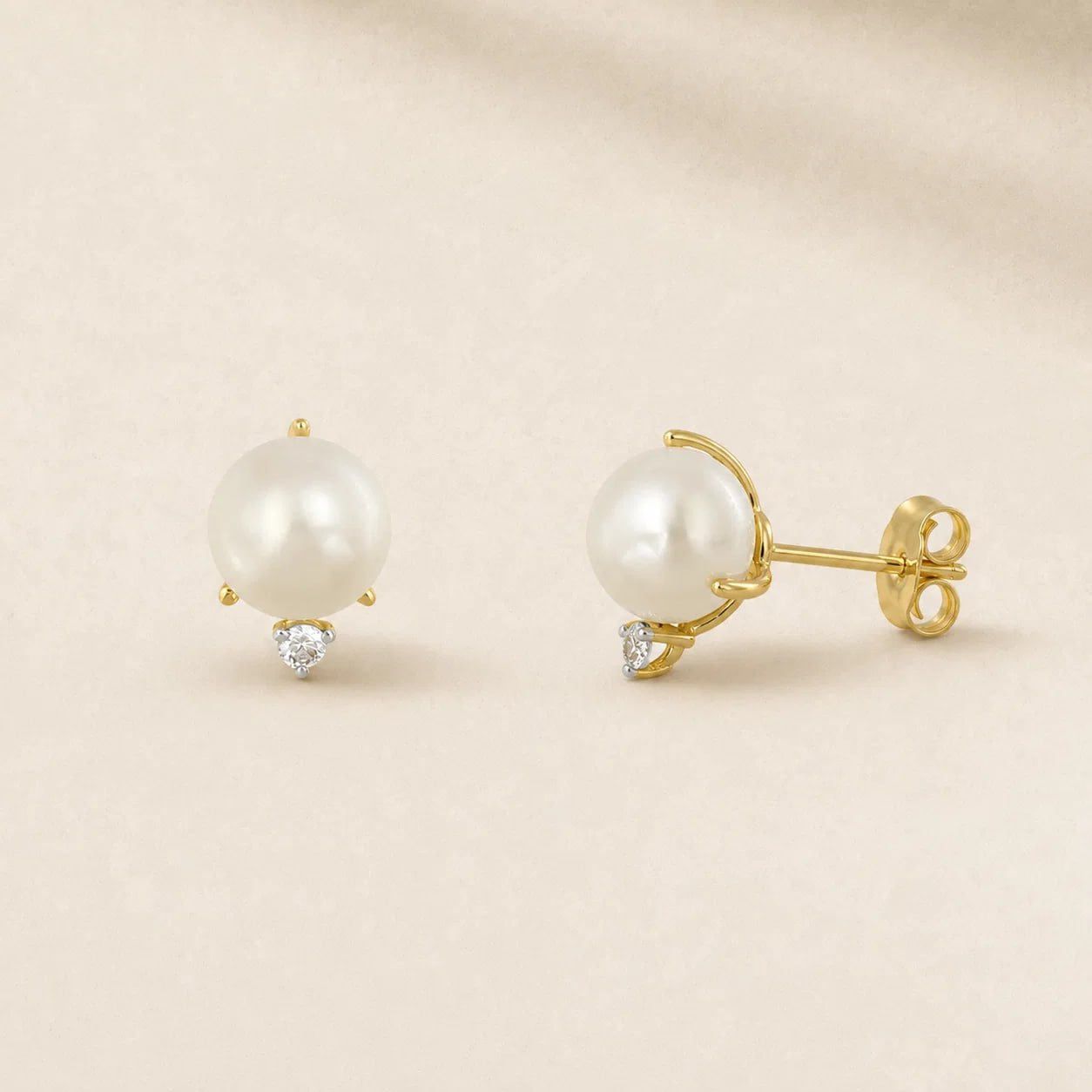 Cadeau Pearl Earring in 18K Yellow Gold